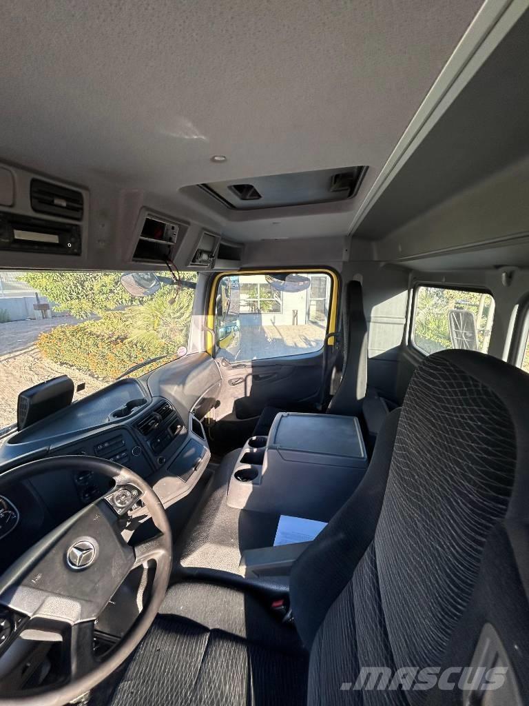 Mercedes-Benz 1530 Storage containers