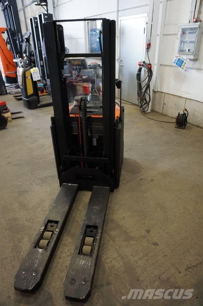 Toyota SPE200D Pedestrian stacker