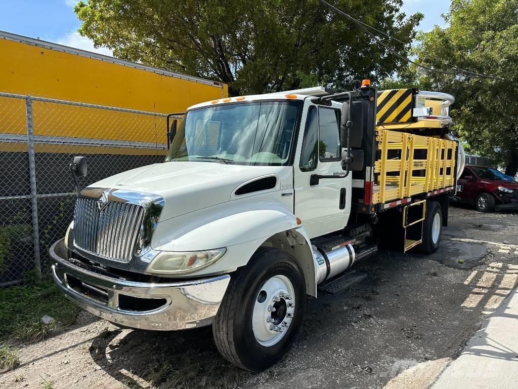 International 4300 Flatbed / Dropside trucks