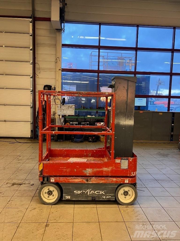 SkyJack SJ 16 Vertical mast lifts