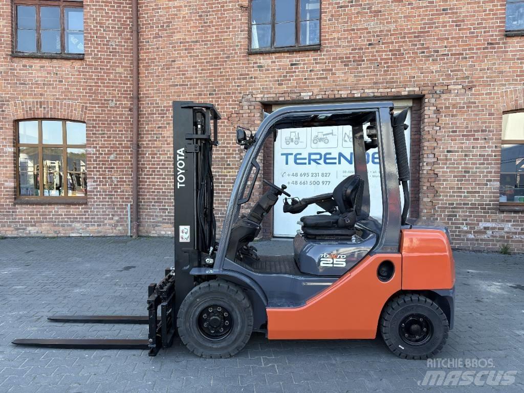 Toyota 02-8 FDF 25 Diesel trucks