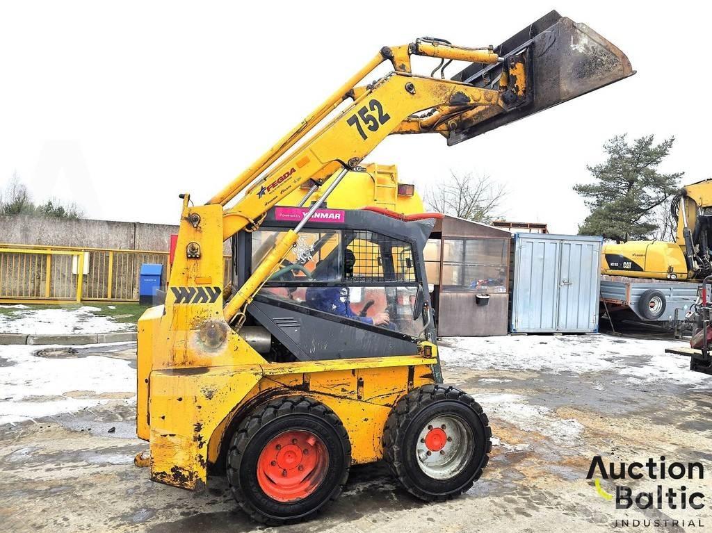 Locust 752 Skid steer loaders