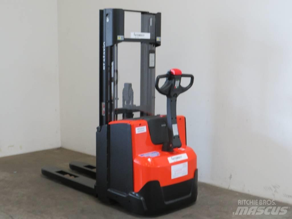 BT SWE 140 Pedestrian stacker