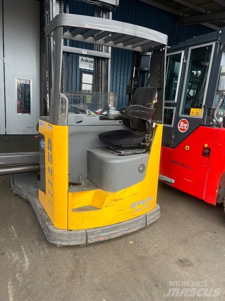 Atlet UFS250 4-way reach trucks