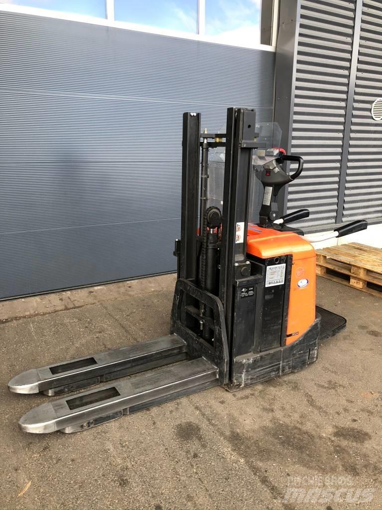BT SPE 125 Self propelled stackers