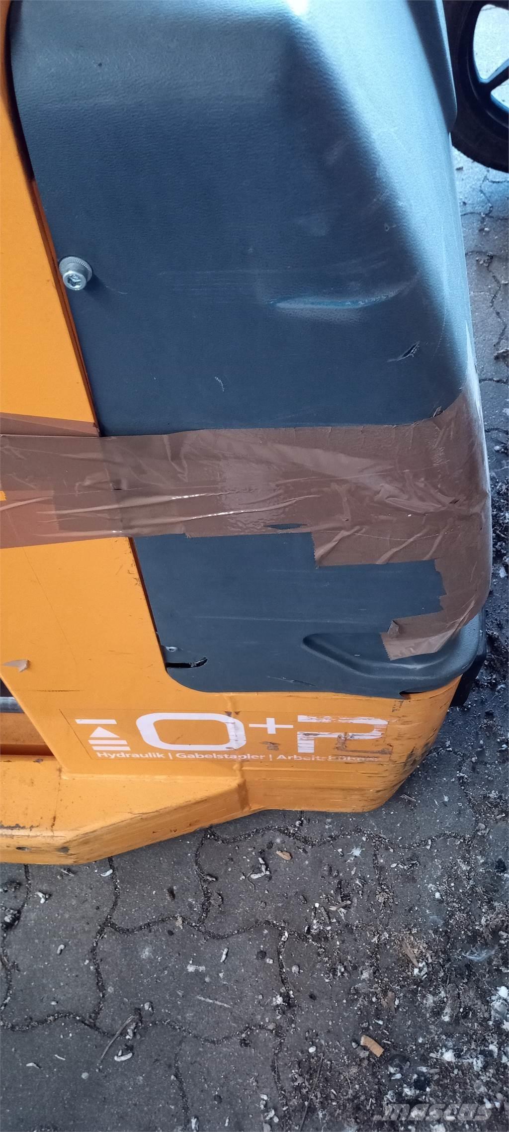  903 AC - S/N 037763 Low lift order picker