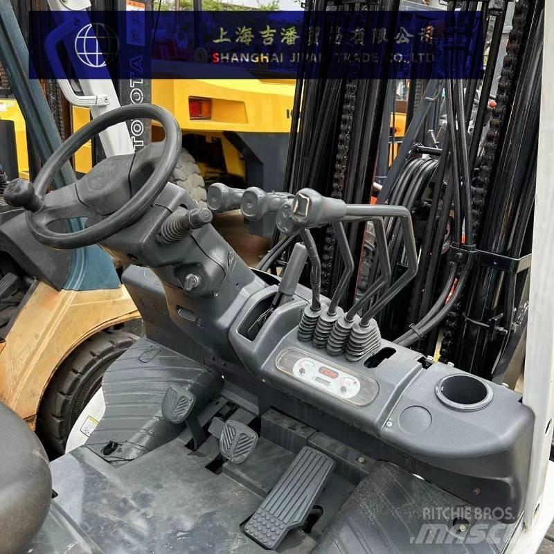 TCM 30 Diesel trucks