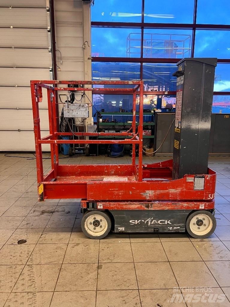 SkyJack SJ 16 Vertical mast lifts