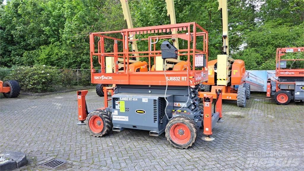 SkyJack 6832RT Scissor lifts
