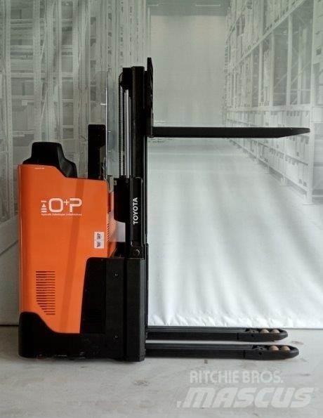 Toyota SSI200D Pedestrian stacker