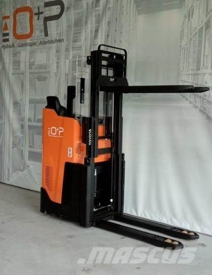 Toyota SSI200D Pedestrian stacker