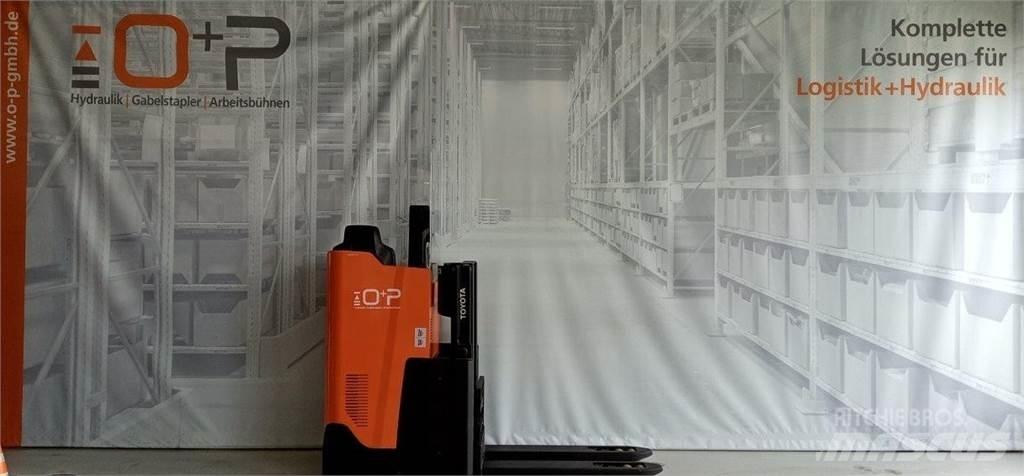 Toyota SSI200D Pedestrian stacker