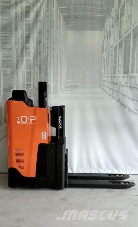 Toyota SSI200D Pedestrian stacker