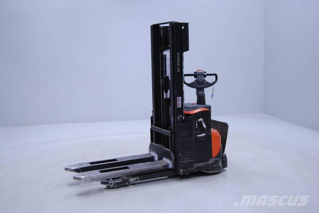 Toyota SWE140L Pedestrian stacker