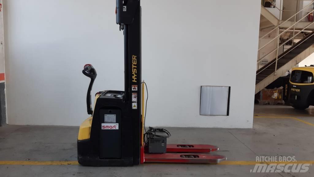 Hyster S1.6 Pedestrian stacker