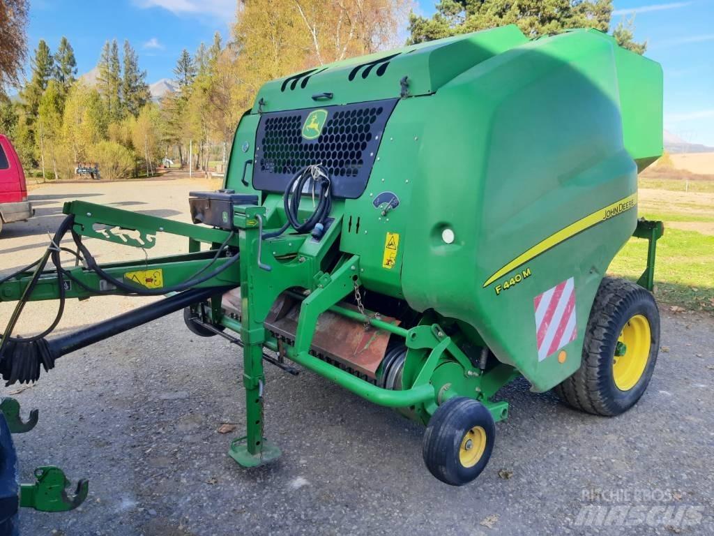 John Deere F 440 M Round balers