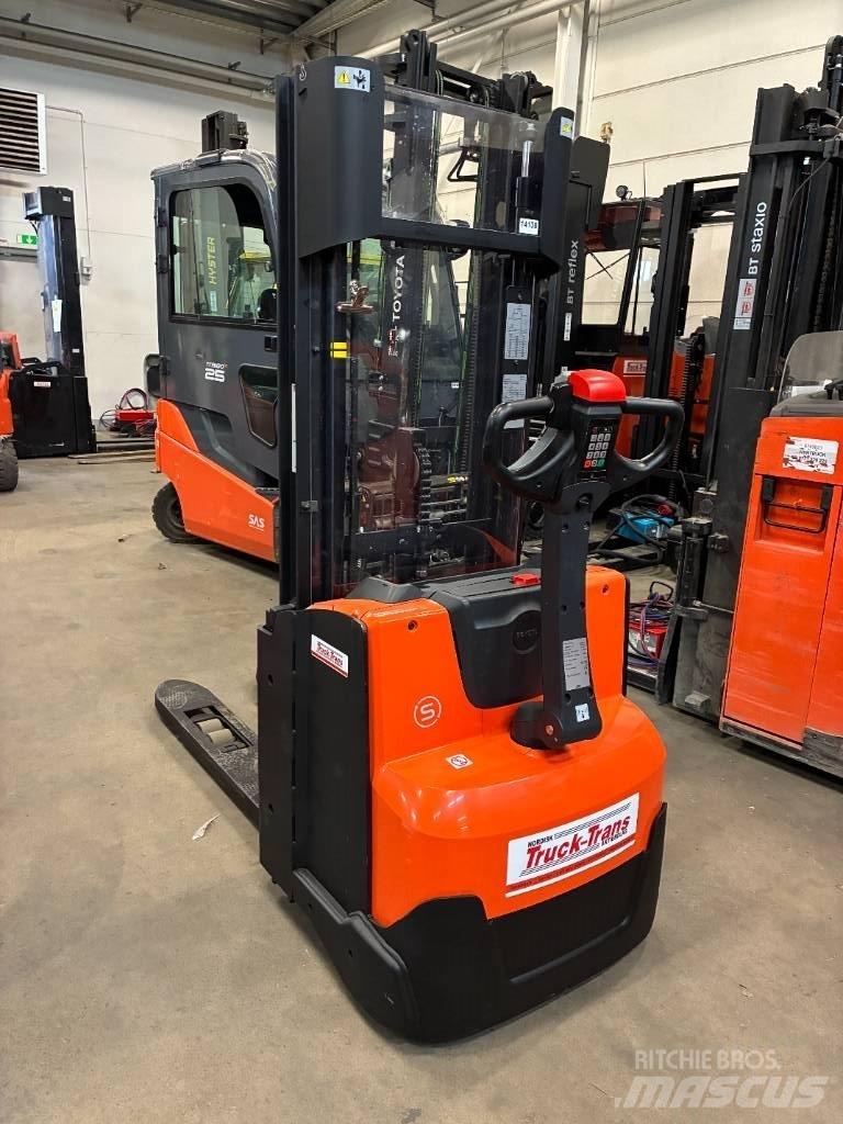 Toyota SWE120L Pedestrian stacker