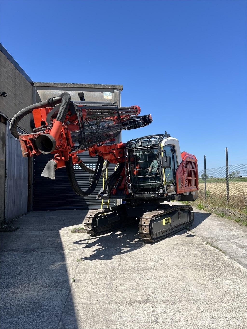 Sandvik dx910i Surface drill rigs