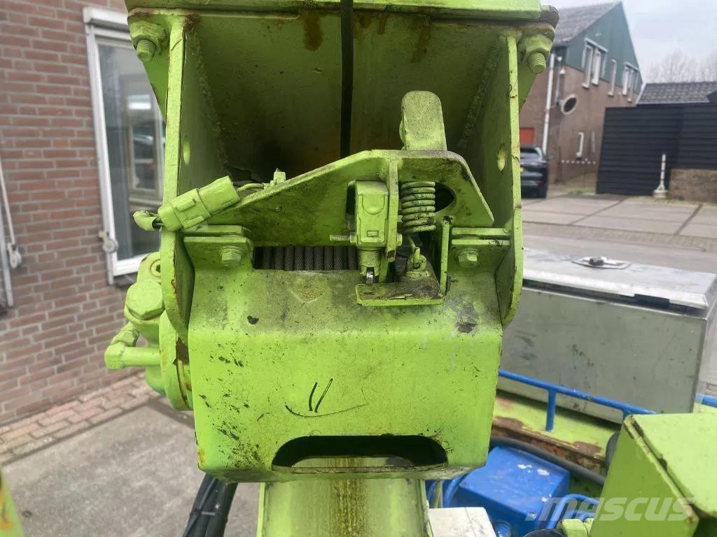 Maeda MC-305C Tracked cranes