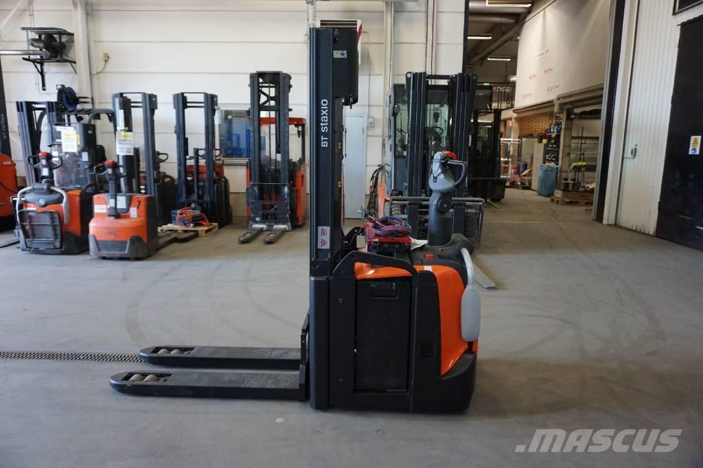 Toyota SPE120L Pedestrian stacker