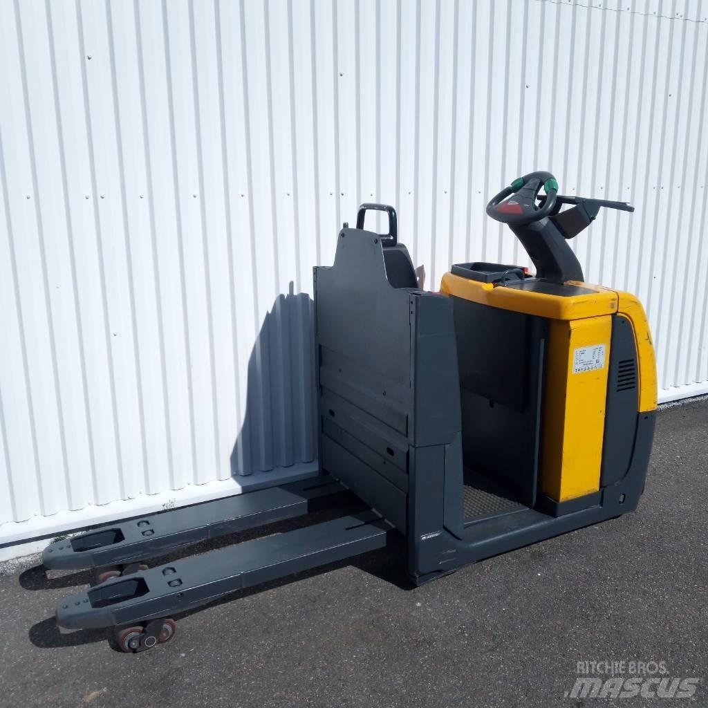 Jungheinrich ECE 220 Low lift order picker