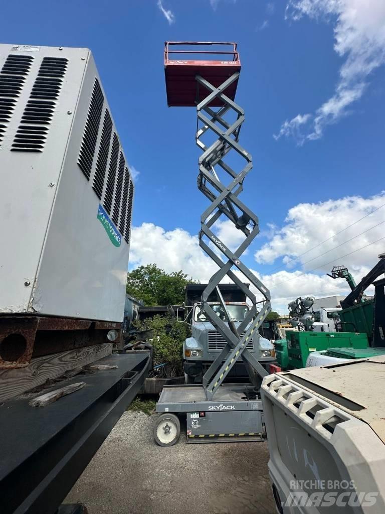 JLG 32 Lift Scissor lifts