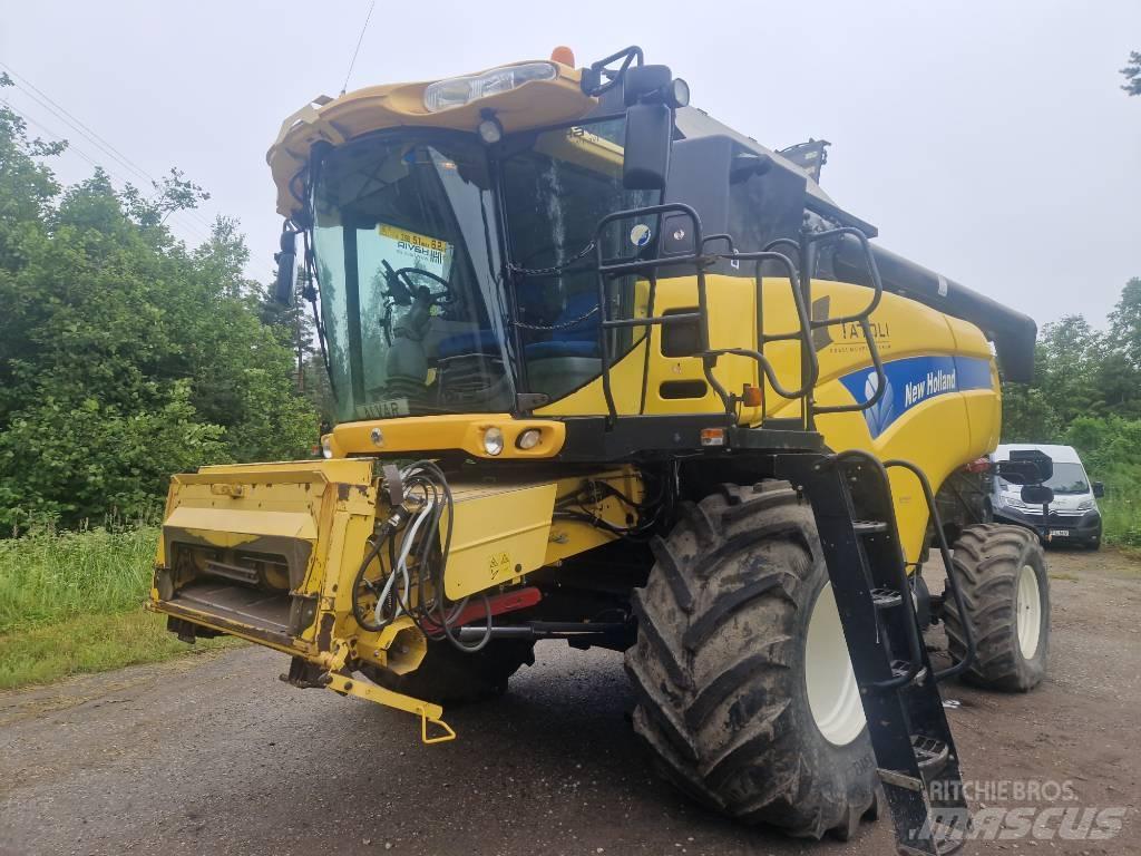 New Holland CX 8070 Combine harvesters