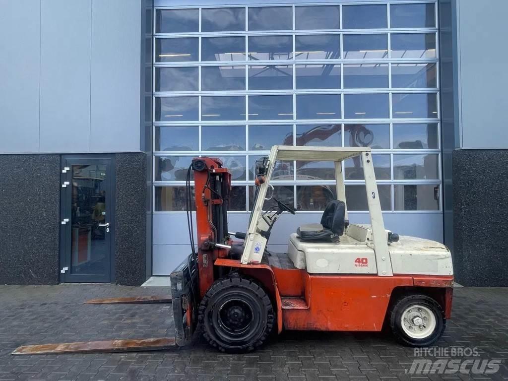 Nissan 40 Forklift trucks - others