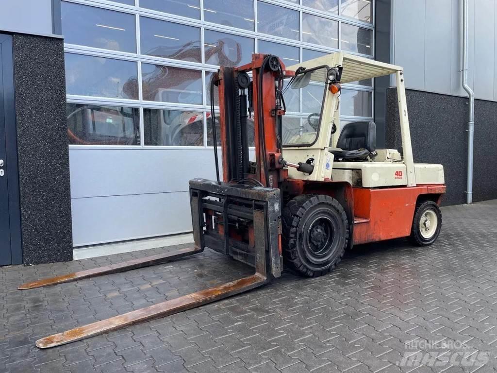 Nissan 40 Forklift trucks - others