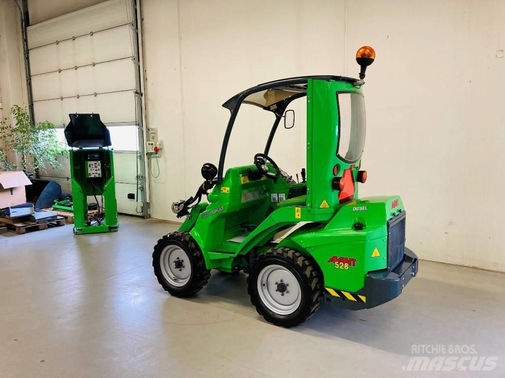 Avant 528 Mini loaders