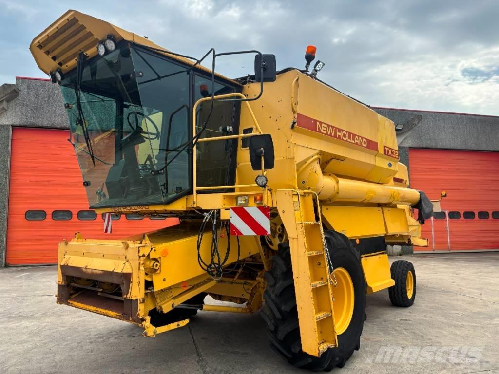 New Holland TX 32 Combine harvesters