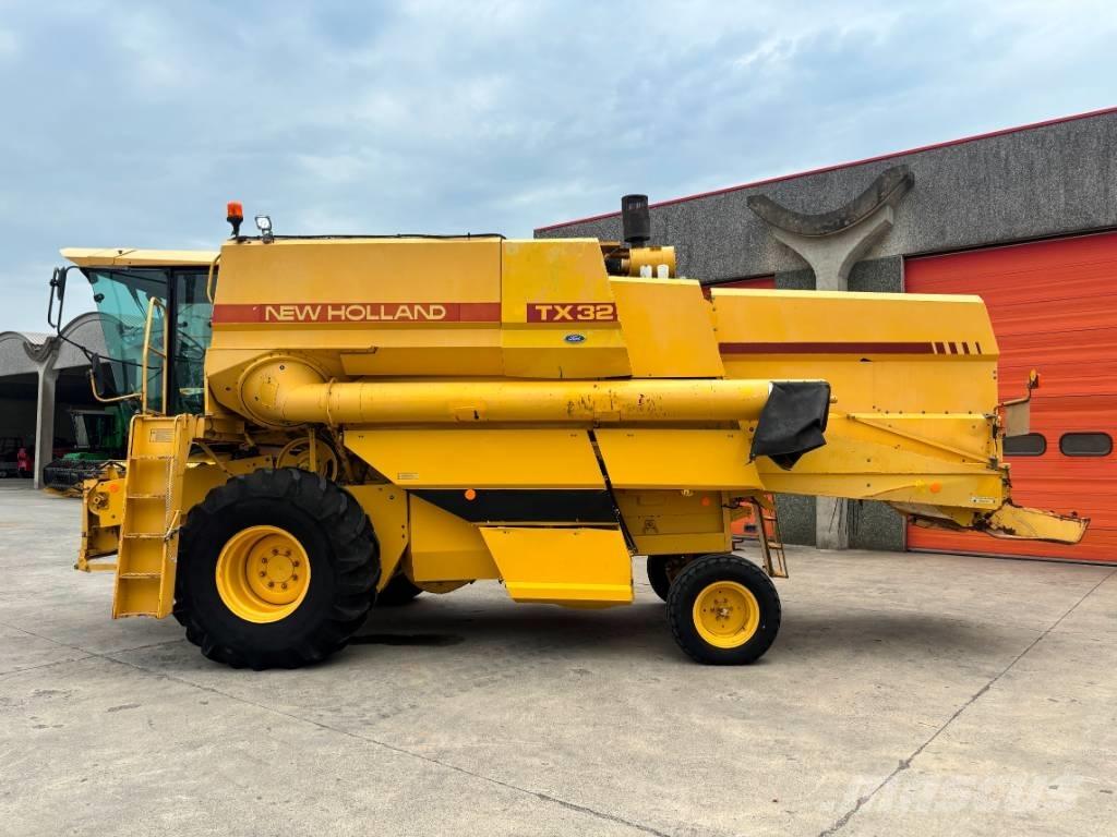 New Holland TX 32 Combine harvesters