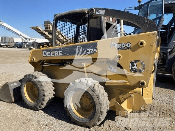 John Deere 325 Skid steer loaders