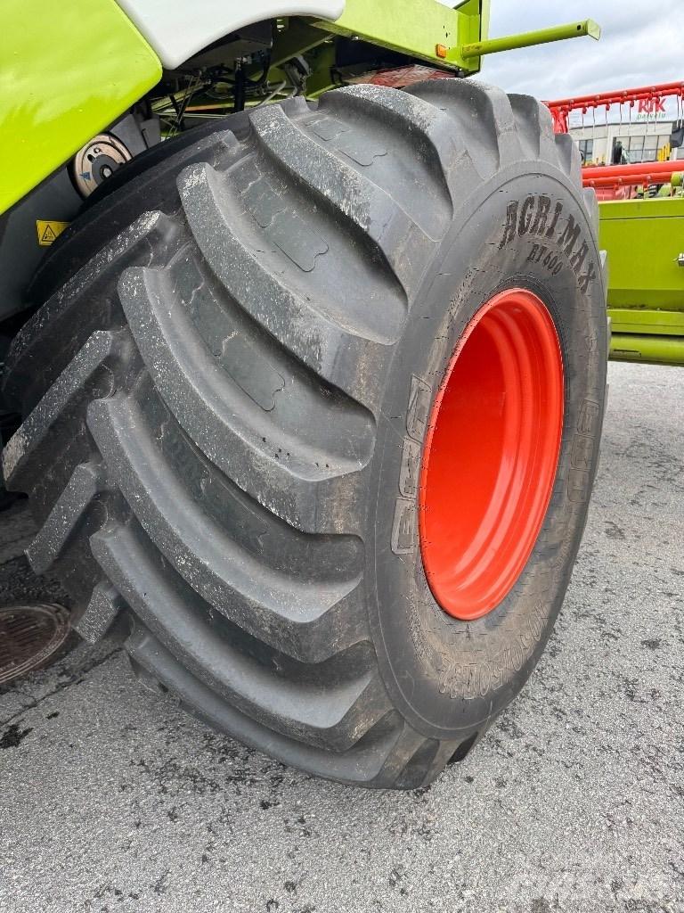 CLAAS Tucano 320 Combine harvesters