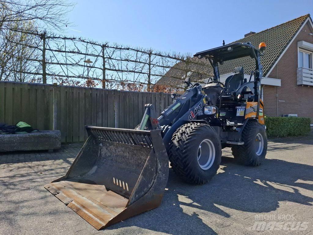 GiANT G2500 Front loaders and diggers