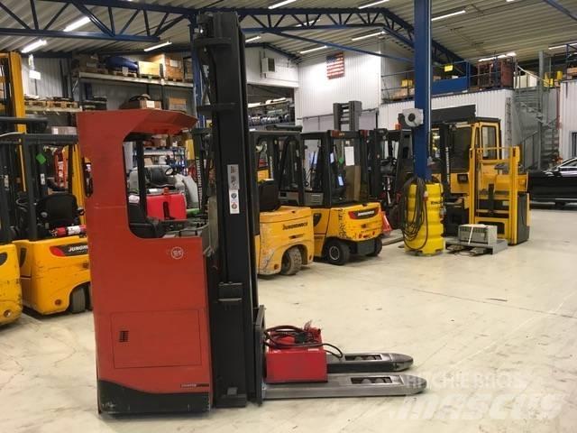BT SRE 160 Self propelled stackers
