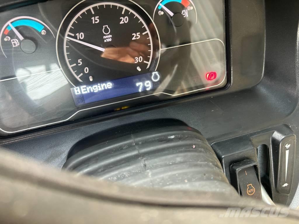 John Deere 2038R Compact tractors