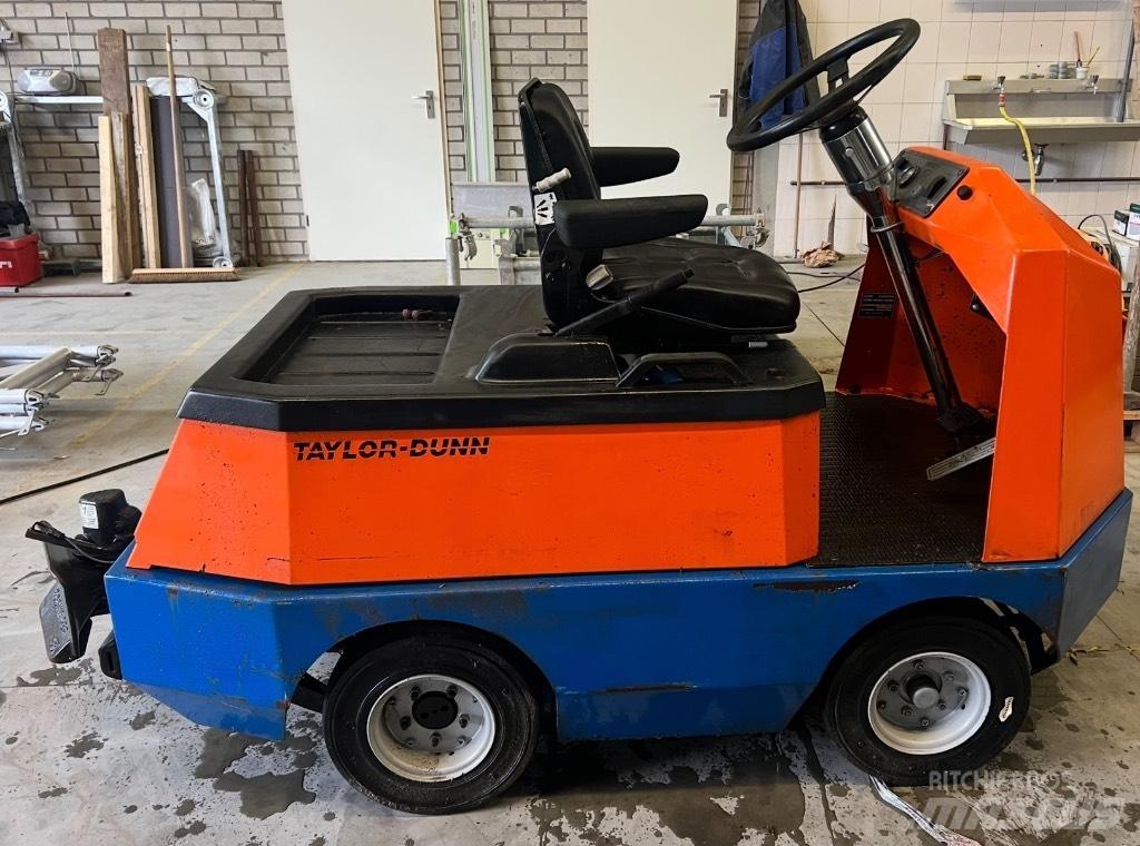 Taylor-Dunn C425 Towing trucks