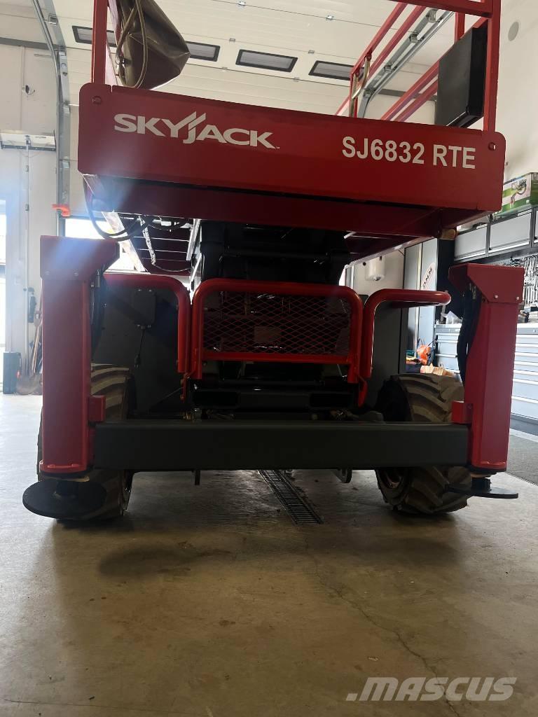 SkyJack SJ 6832 RTE Scissor lifts
