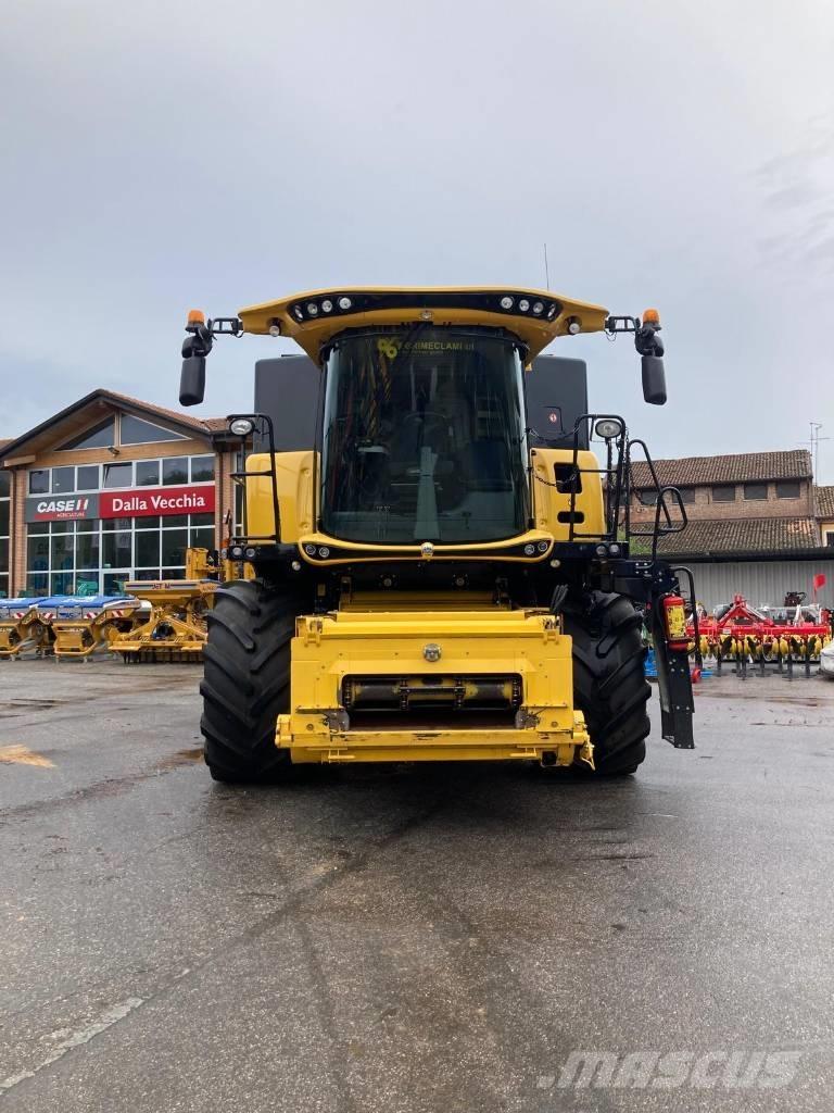 New Holland CR 8.90 Combine harvesters
