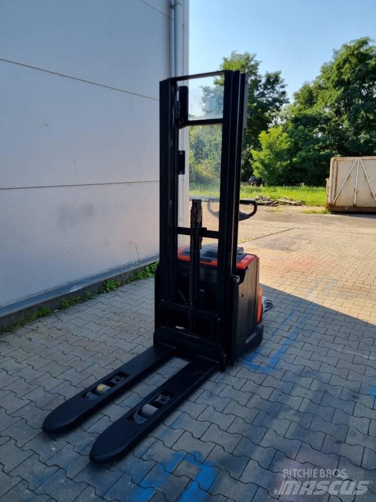 Toyota SWE 120 L Pedestrian stacker