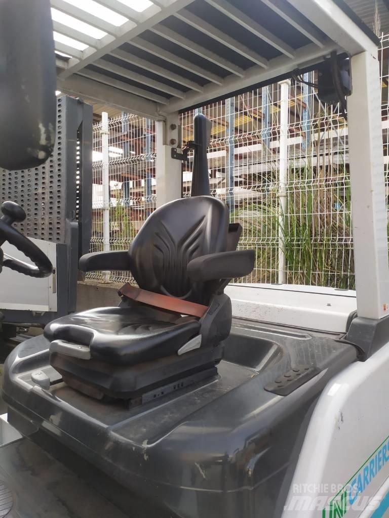 UniCarriers D1F4A40Q Sideloaders