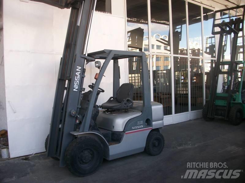 Nissan PL02A25 LPG trucks