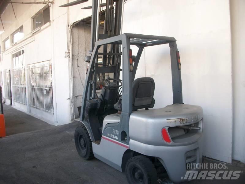 Nissan PL02A25 LPG trucks