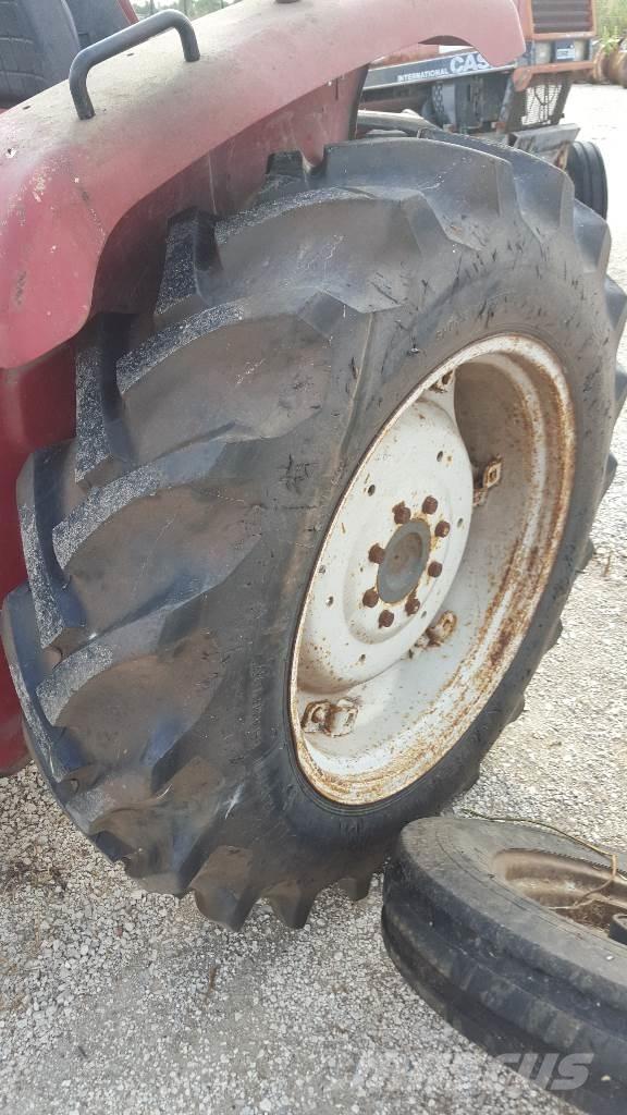  Pneus 12.4-28 Tyres, wheels and rims