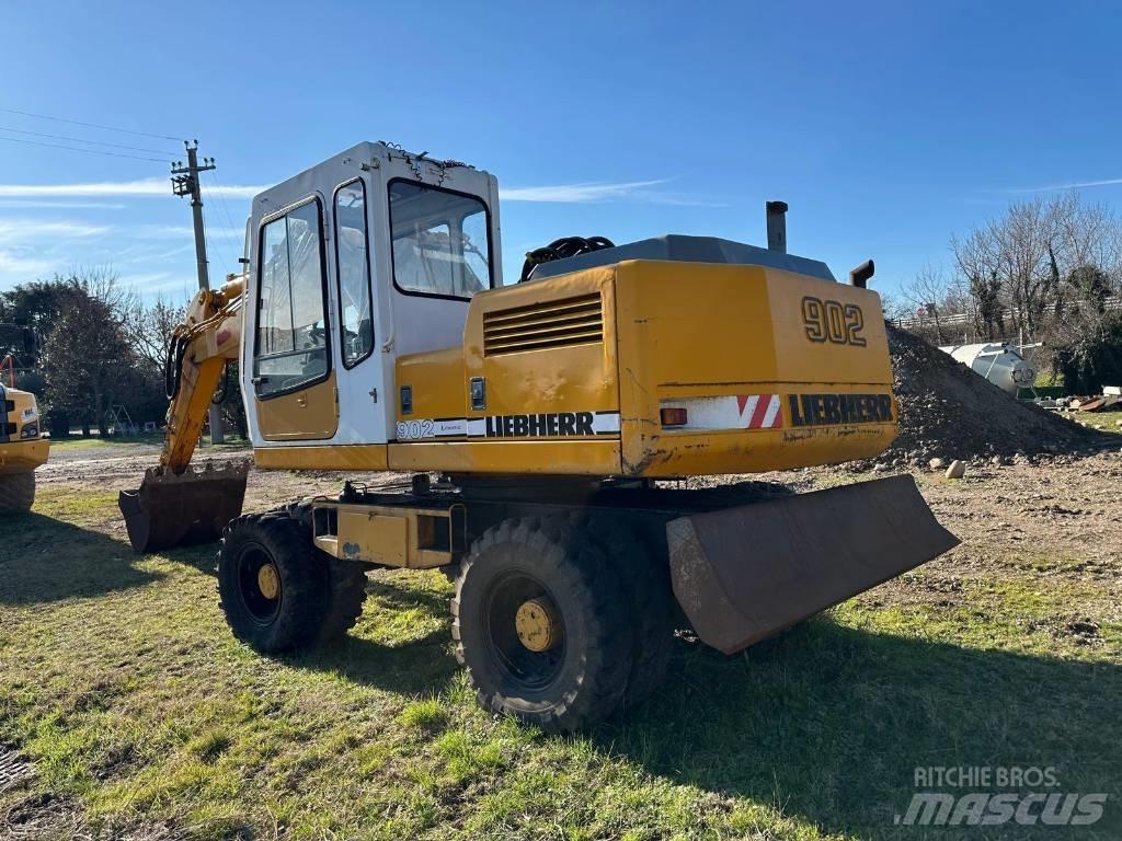 Liebherr 902 Wheeled excavators