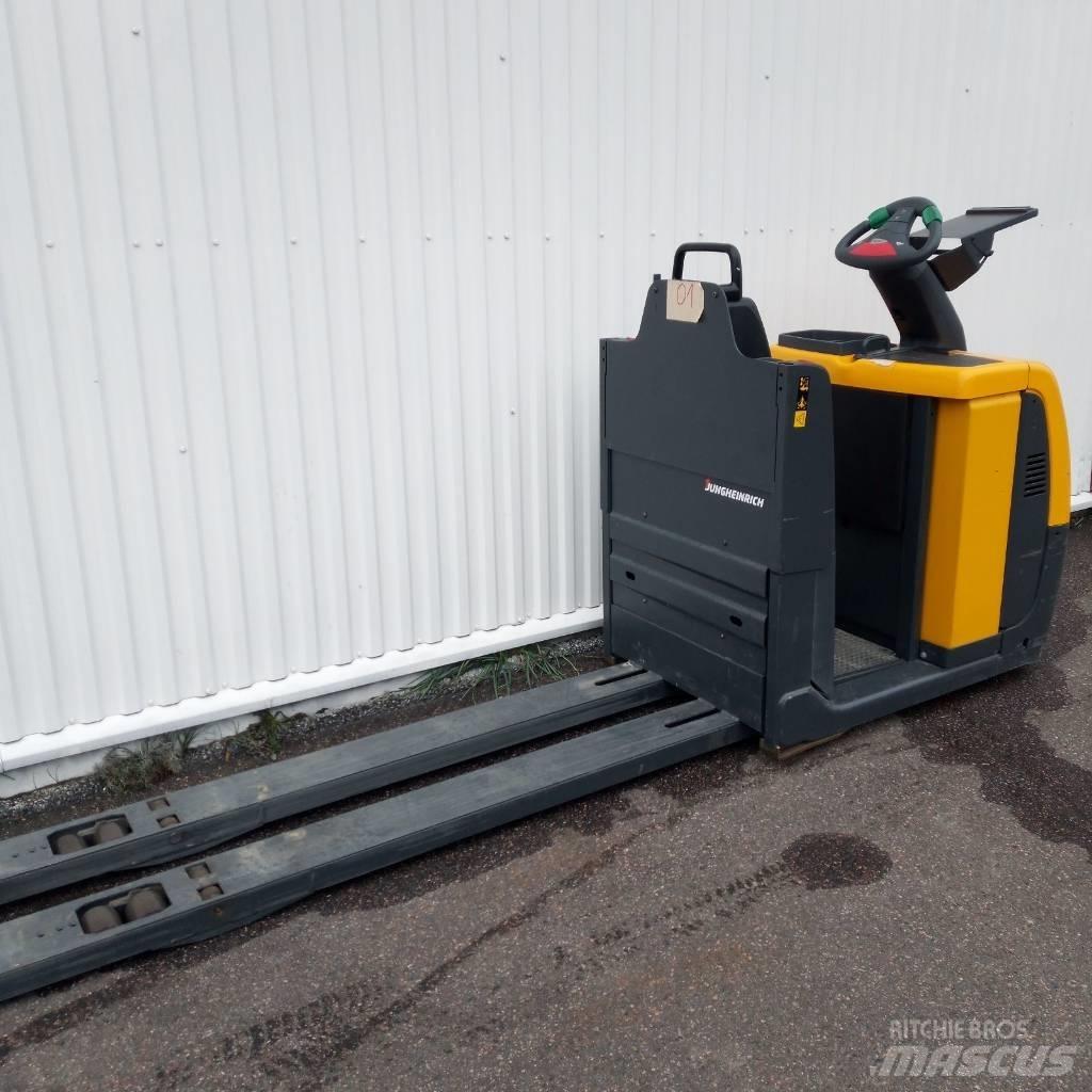 Jungheinrich ECE 225 Low lift order picker