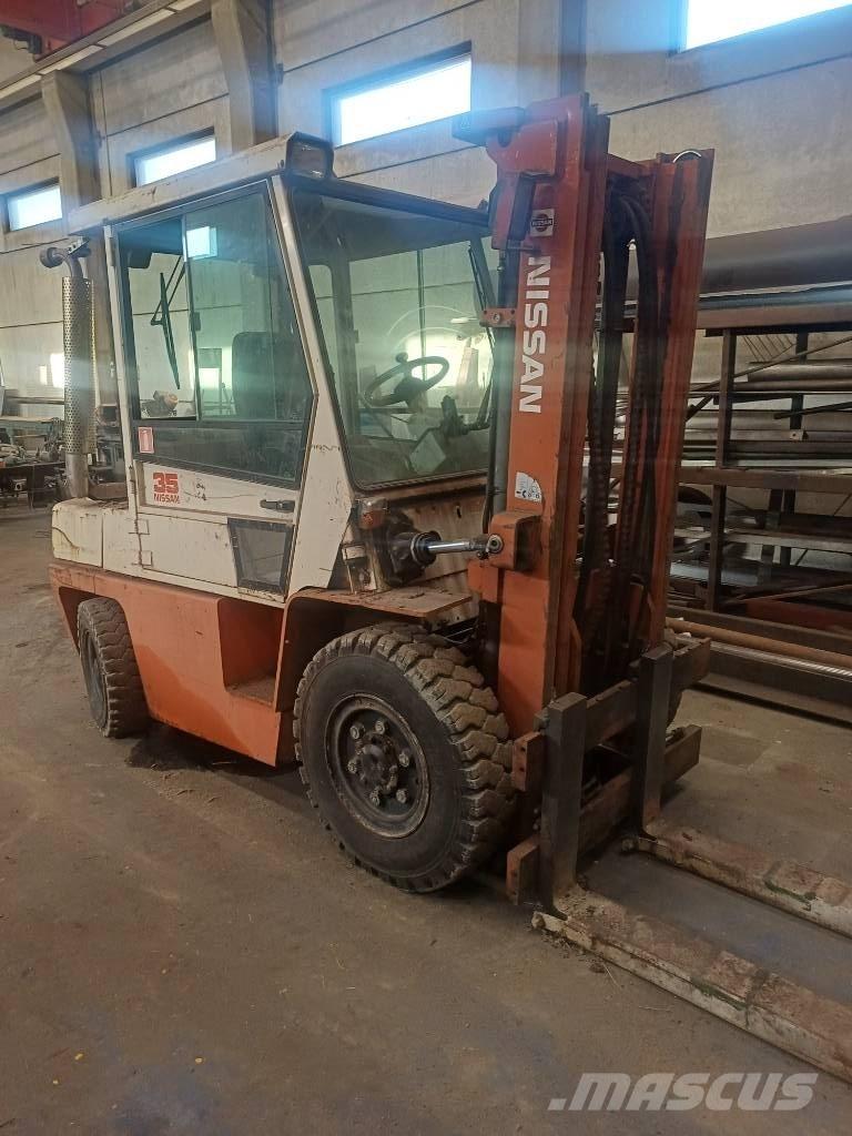 Nissan 33 U Diesel trucks