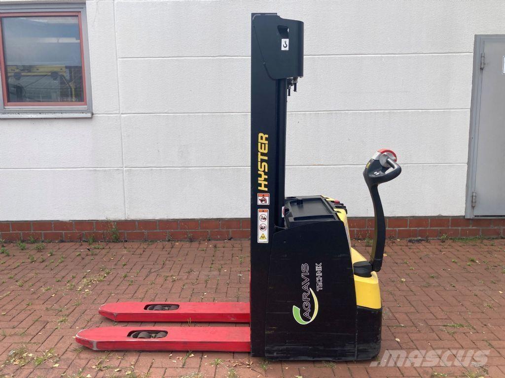 Hyster S 2.0 Pedestrian stacker