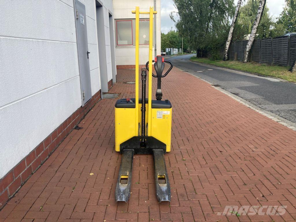 Hyster SC 1.0 Pedestrian stacker